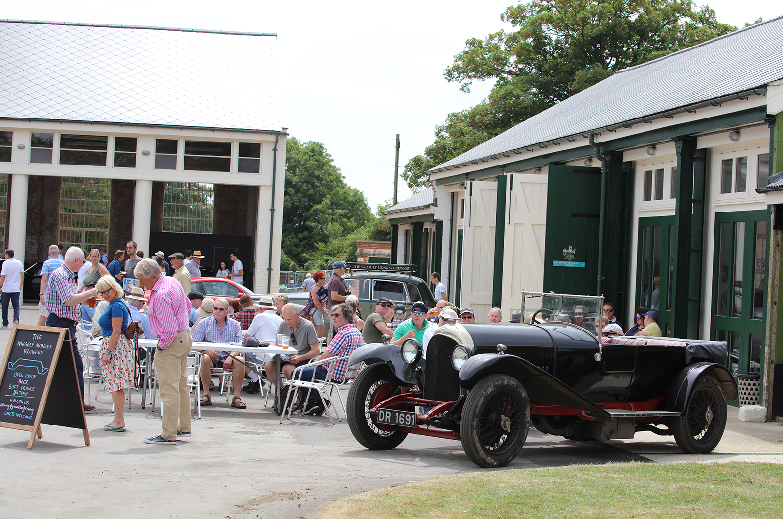 The sun shines on The Classic & Sports Car Show in association with Flywheel 