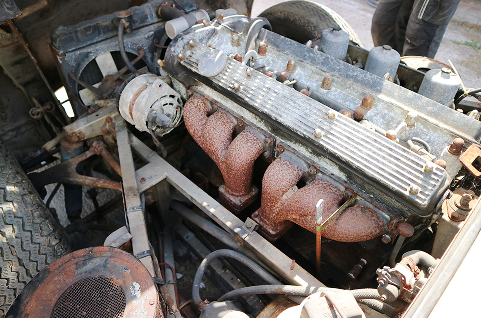 Classic & Sports Car – Barn-find E-type up for auction next month