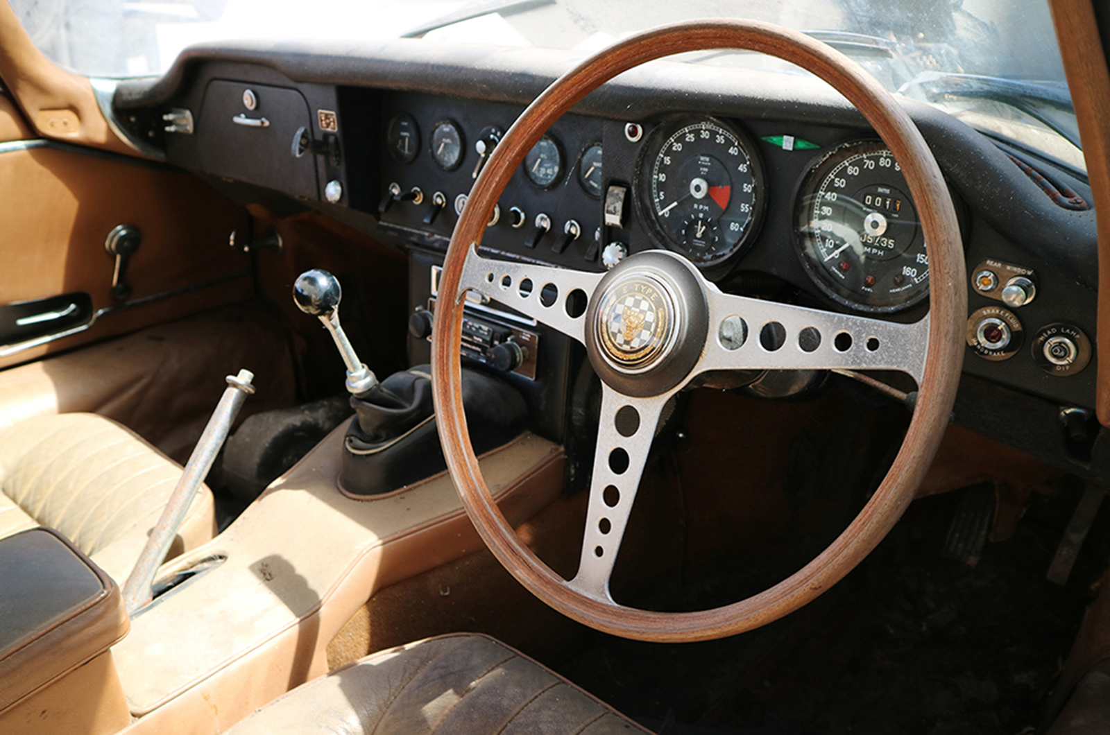 Classic & Sports Car – Barn-find E-type up for auction next month