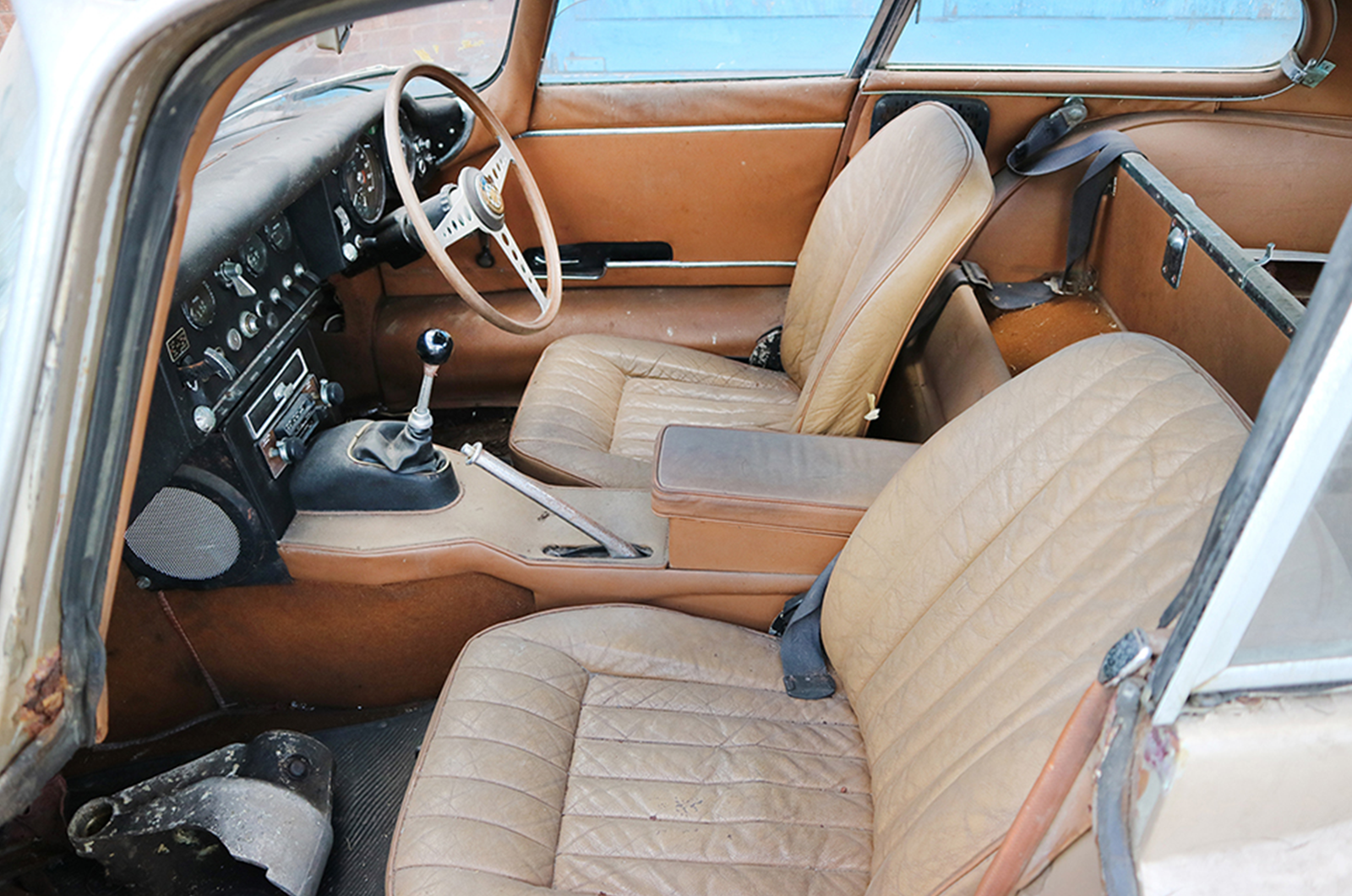 Classic & Sports Car – Barn-find E-type up for auction next month