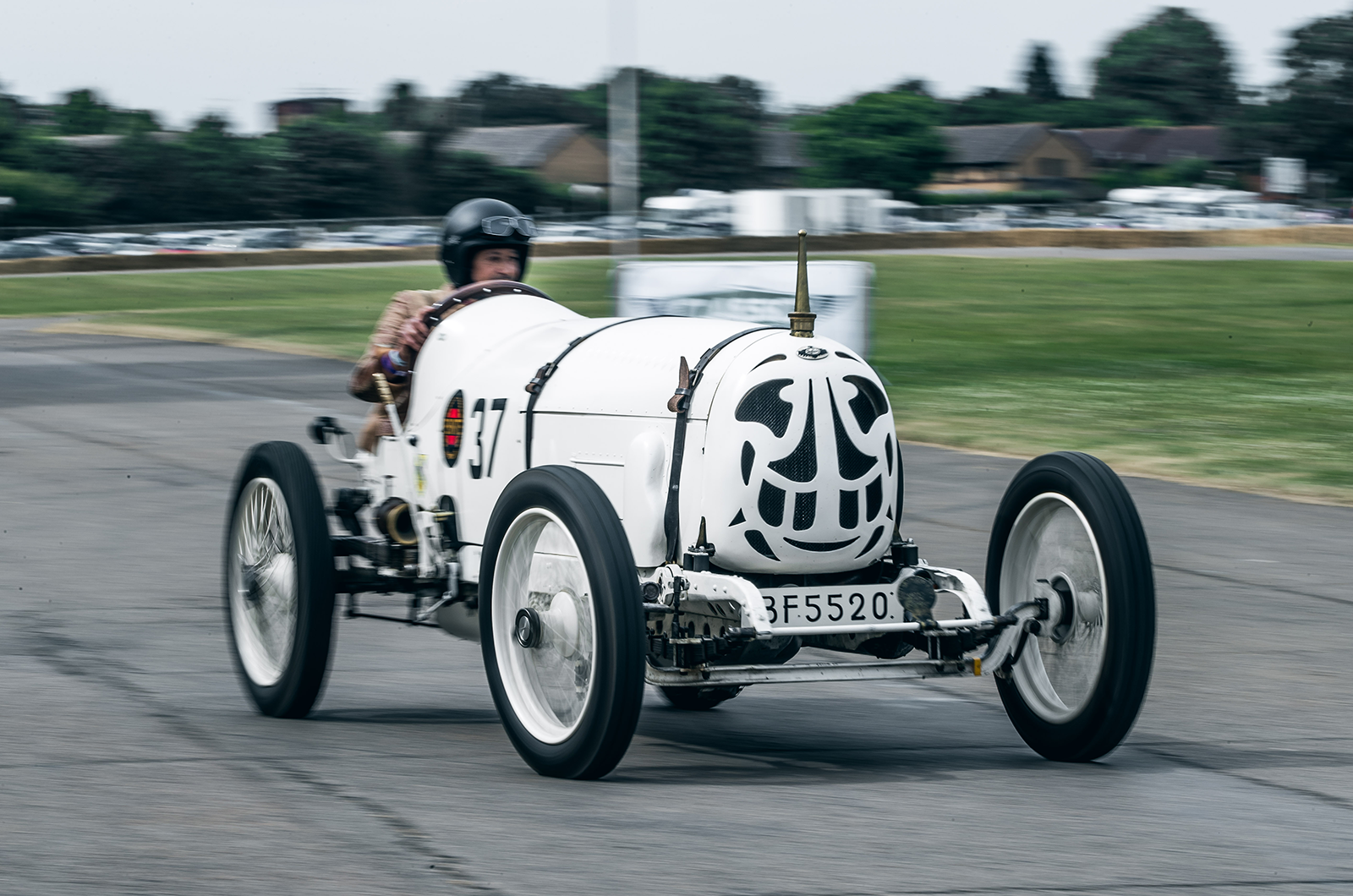 The sun shines on The Classic & Sports Car Show in association with Flywheel 