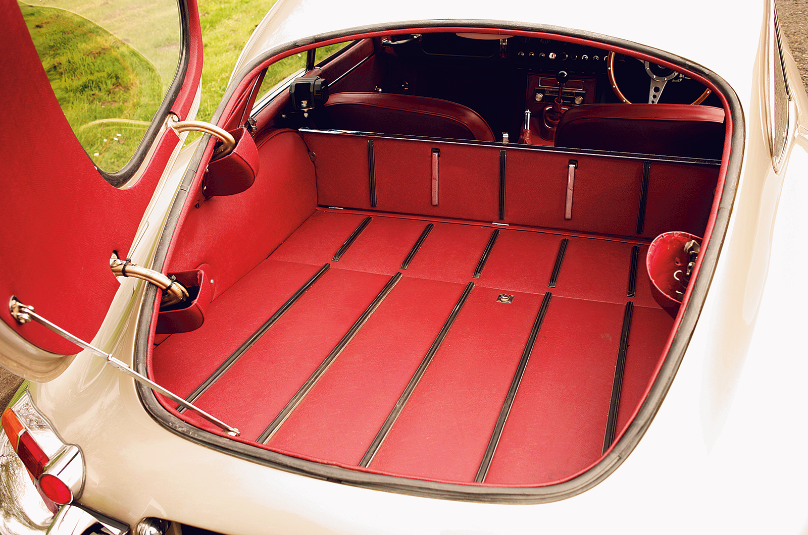 Classic &amp; Sports Car – Everyone wants a Jaguar E-type, but which one is best?