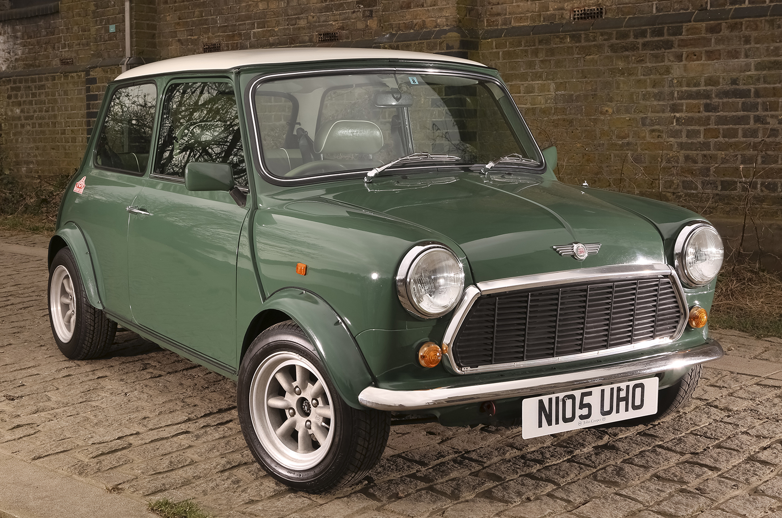 Classic & Sports Car – World record attempt for Mini's 60th birthday