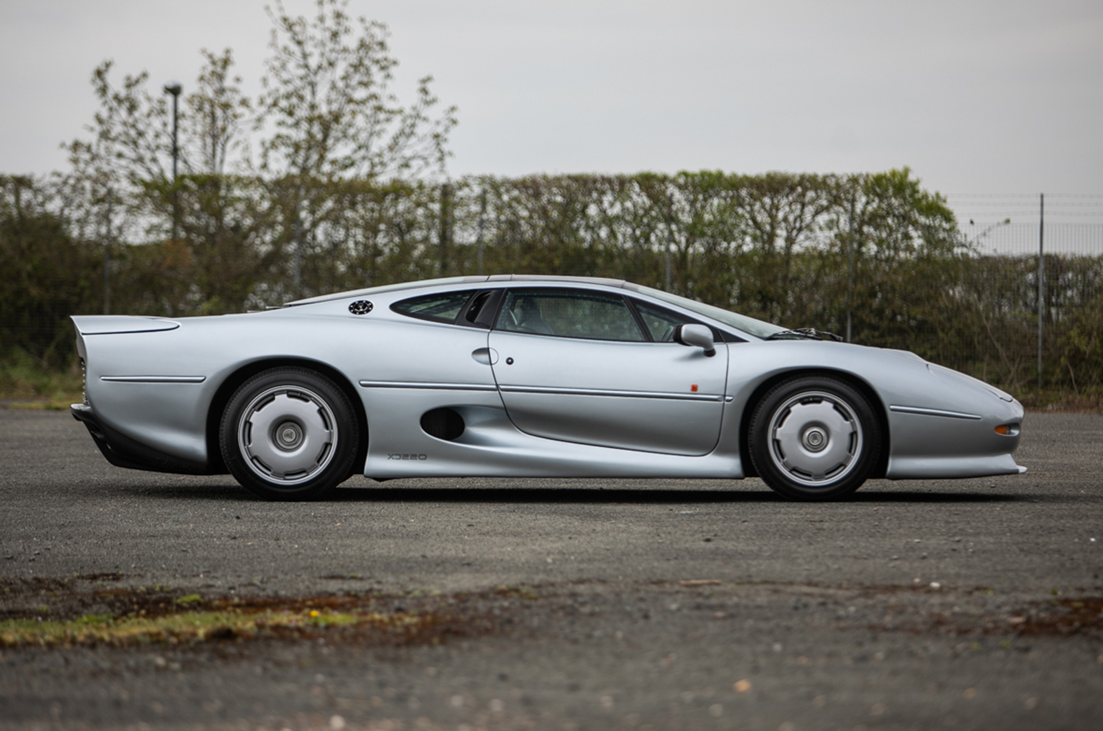 Classic & Sports Car – When did you last see two Jaguar XJ220s in one auction?