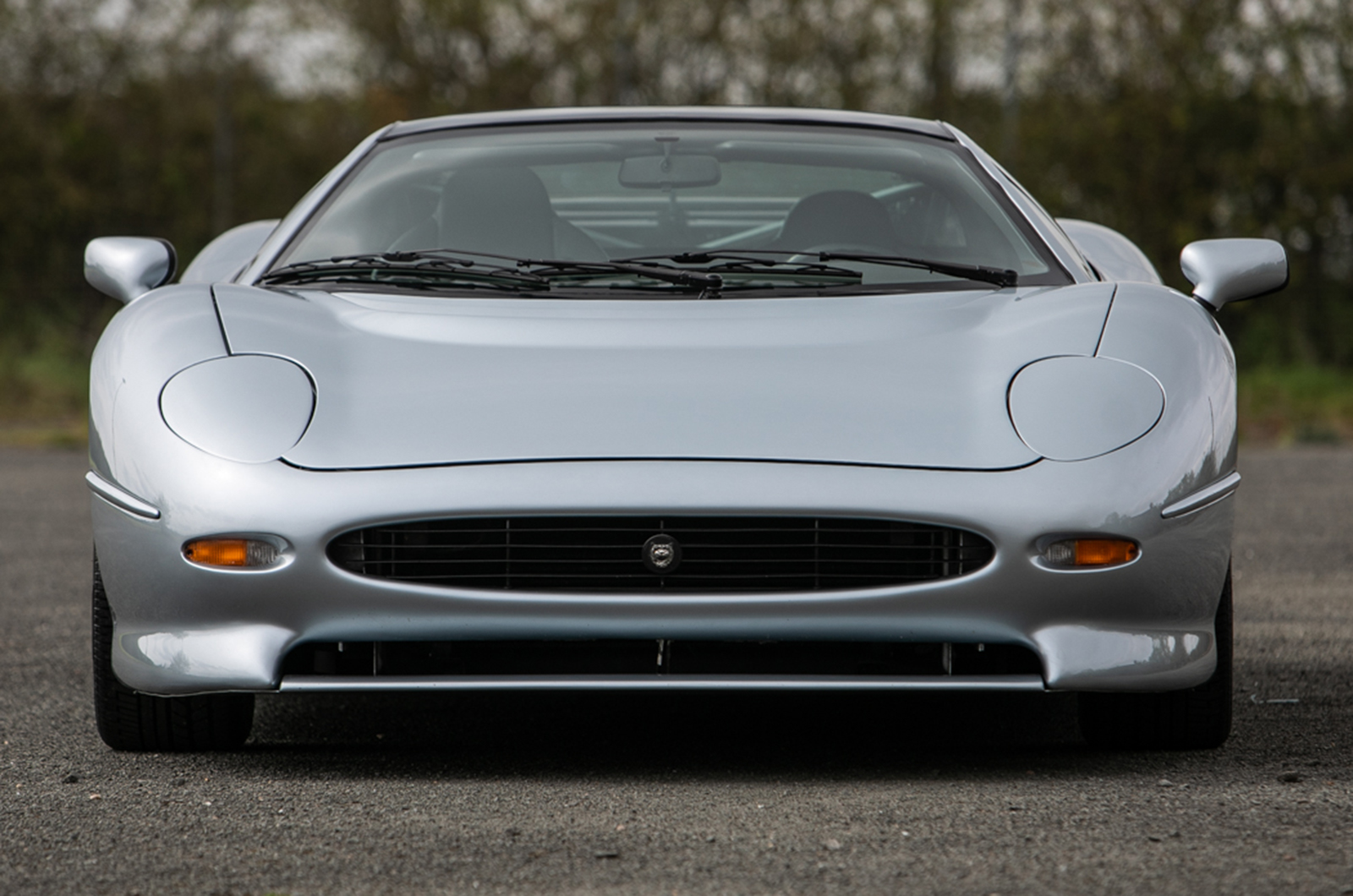 Classic & Sports Car – When did you last see two Jaguar XJ220s in one auction?