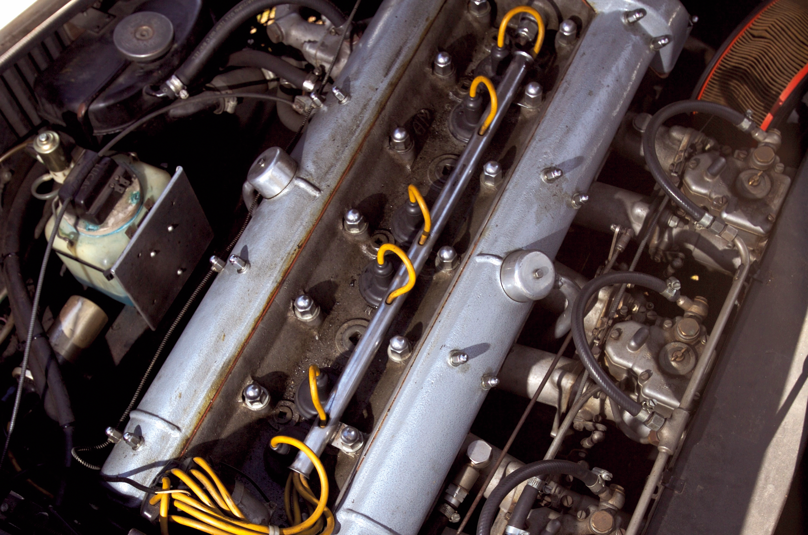 Classic & Sports Car – The civil English war: Aston DB6 vs Jaguar E-type