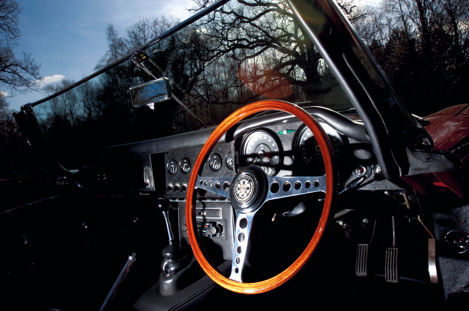 Classic & Sports Car – The civil English war: Aston DB6 vs Jaguar E-type