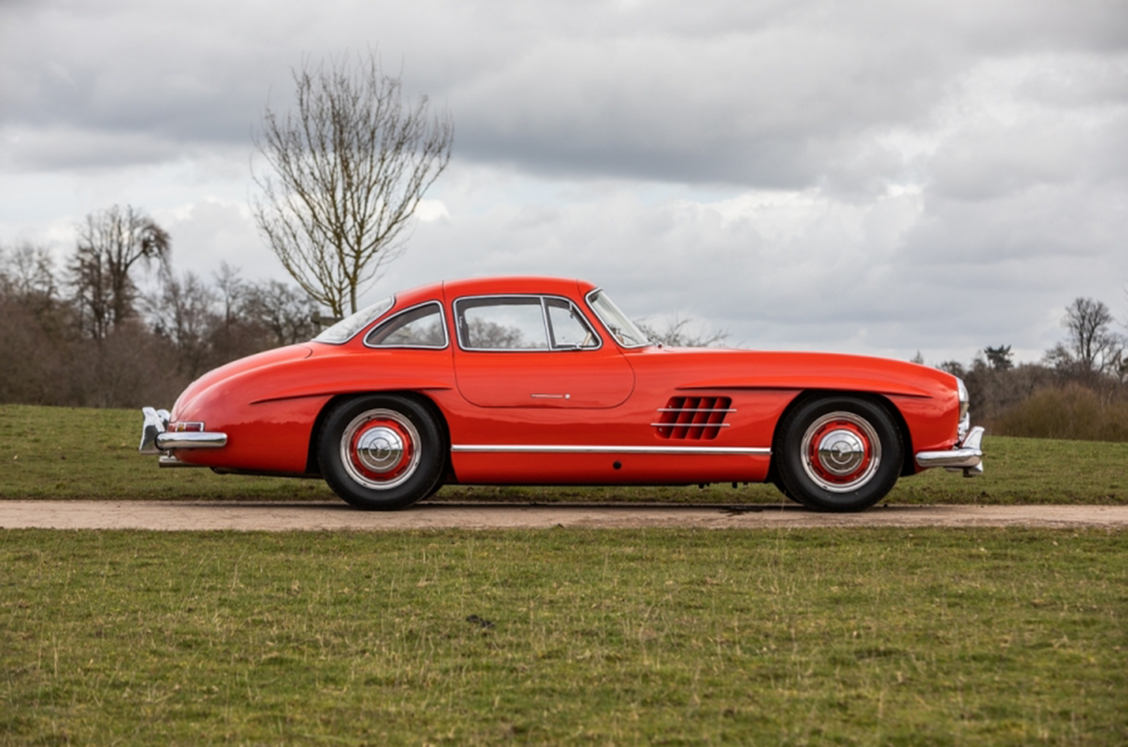 Classic & Sports Car – Gullwing flies high at Silverstone Classic 2019 sale