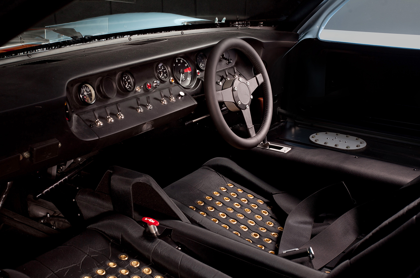 Classic & Sports Car – You can almost taste the champagne with these Ford GT40 replicas