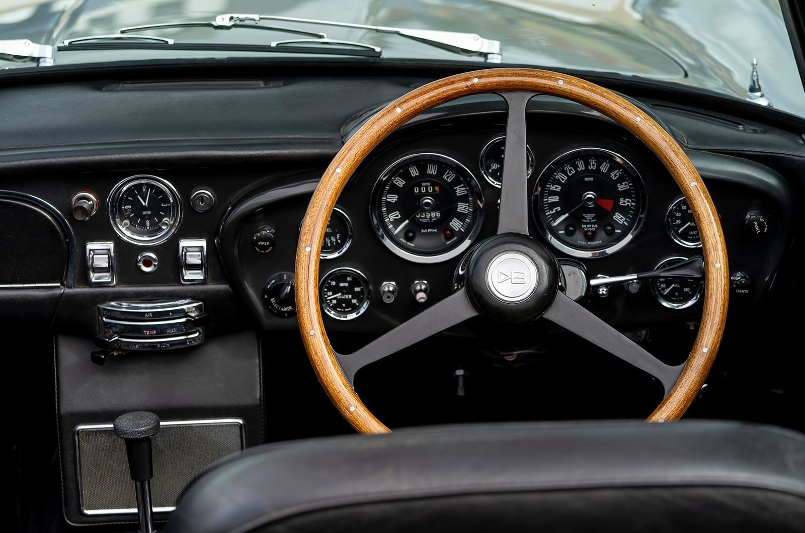 Classic & Sports Car – Aston Martin drive