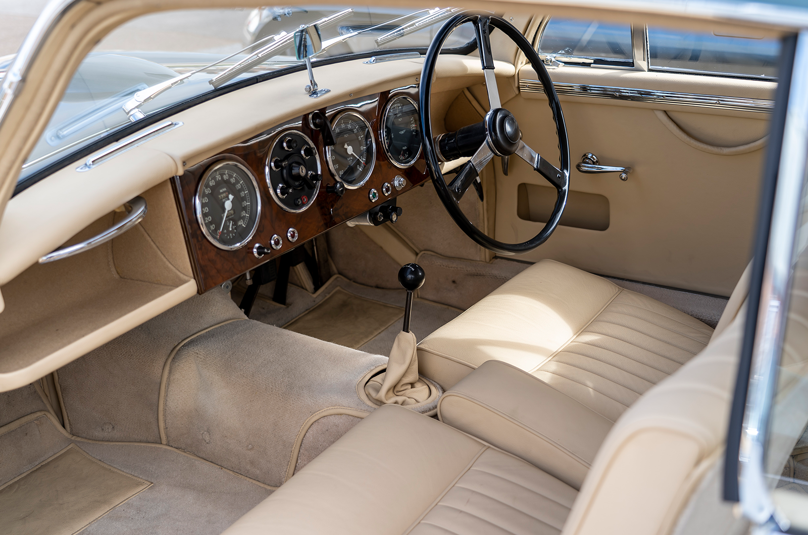 Classic & Sports Car – Aston Martin drive