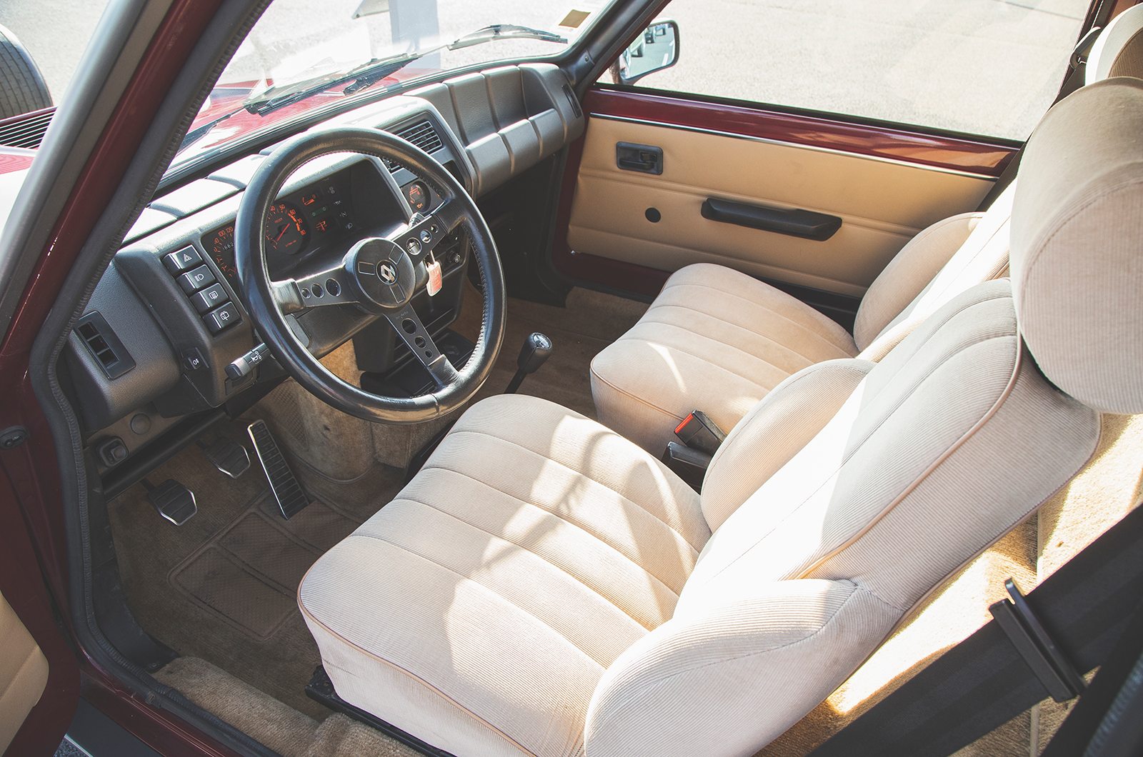 Classic & Sports Car – Renault’s lively 5s: Gordini Turbo and Turbo 2 on track