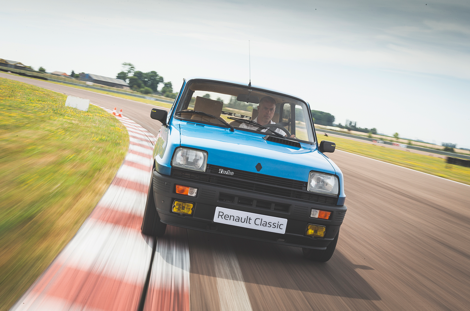 Classic & Sports Car – Renault’s lively 5s: Gordini Turbo and Turbo 2 on track