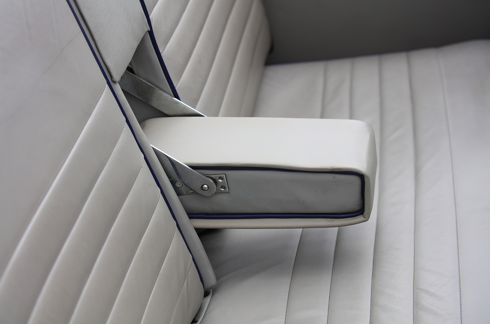 Classic & Sports Car – Aston Martin DB1: inherited beauty