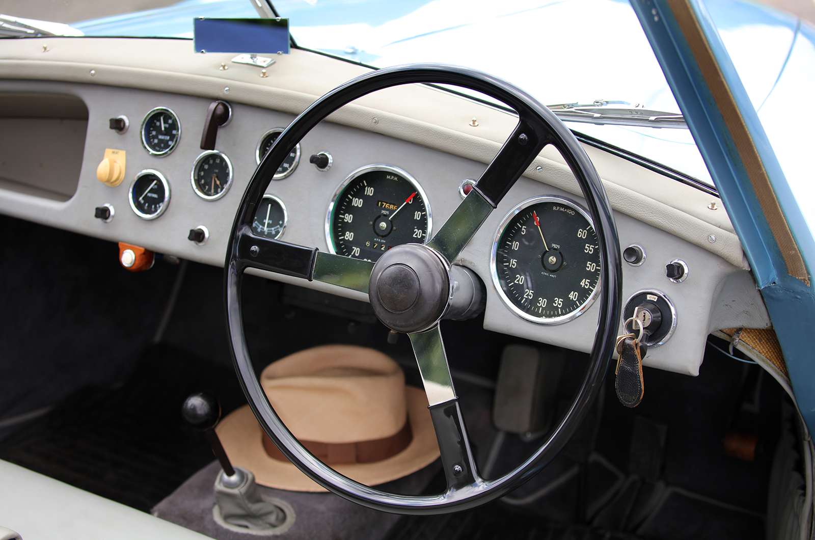 Classic & Sports Car – Aston Martin DB1: inherited beauty