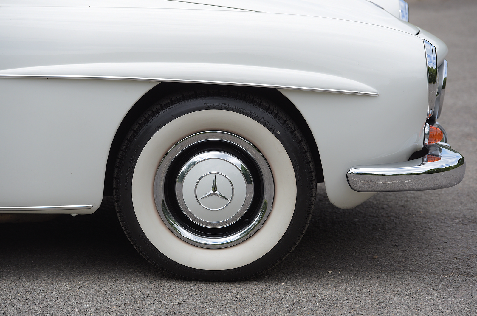 Classic & Sports Car – Mercedes-Benz 190SL vs Chevrolet Corvette C1