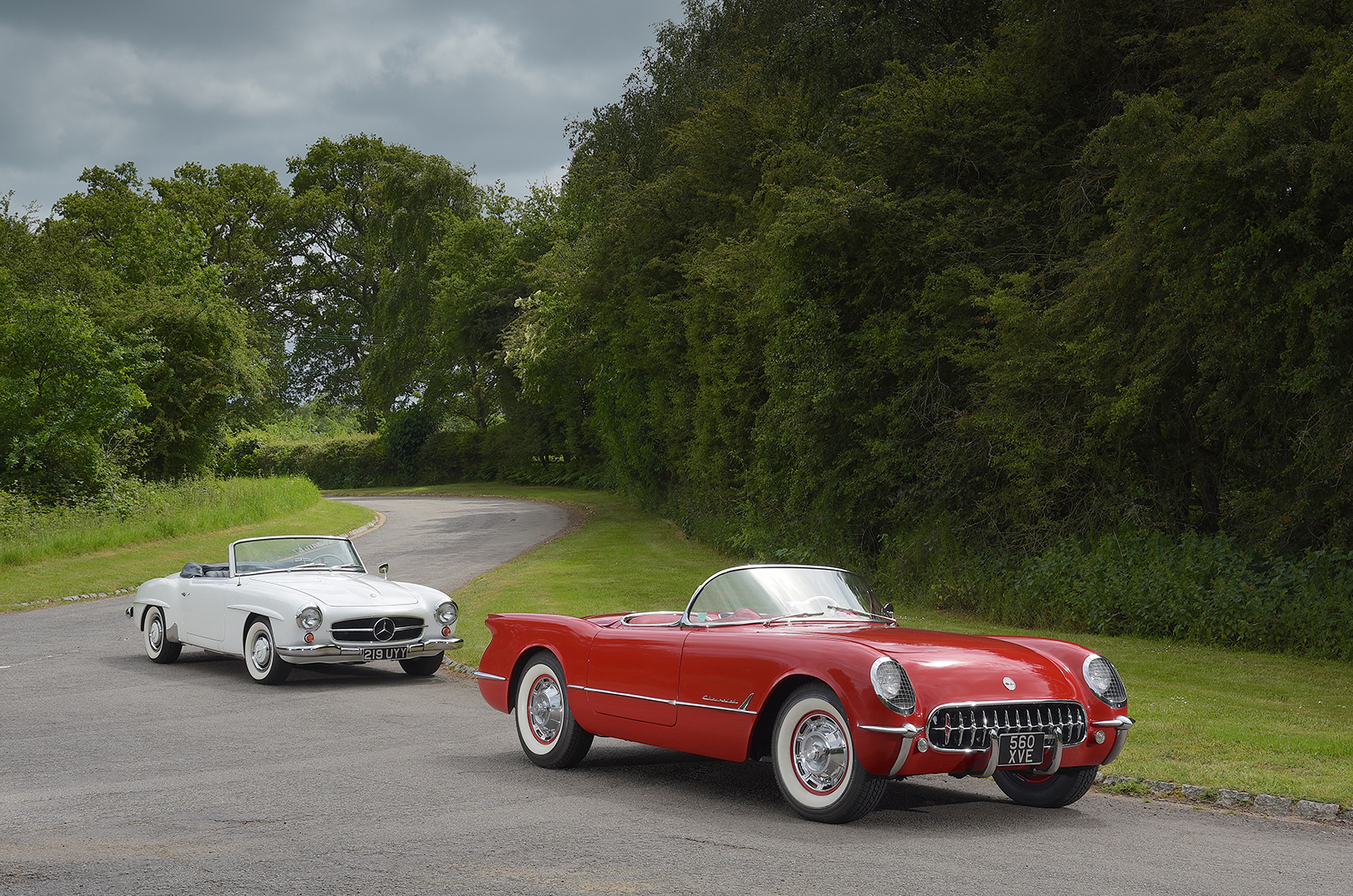 Classic & Sports Car – Mercedes-Benz 190SL vs Chevrolet Corvette C1