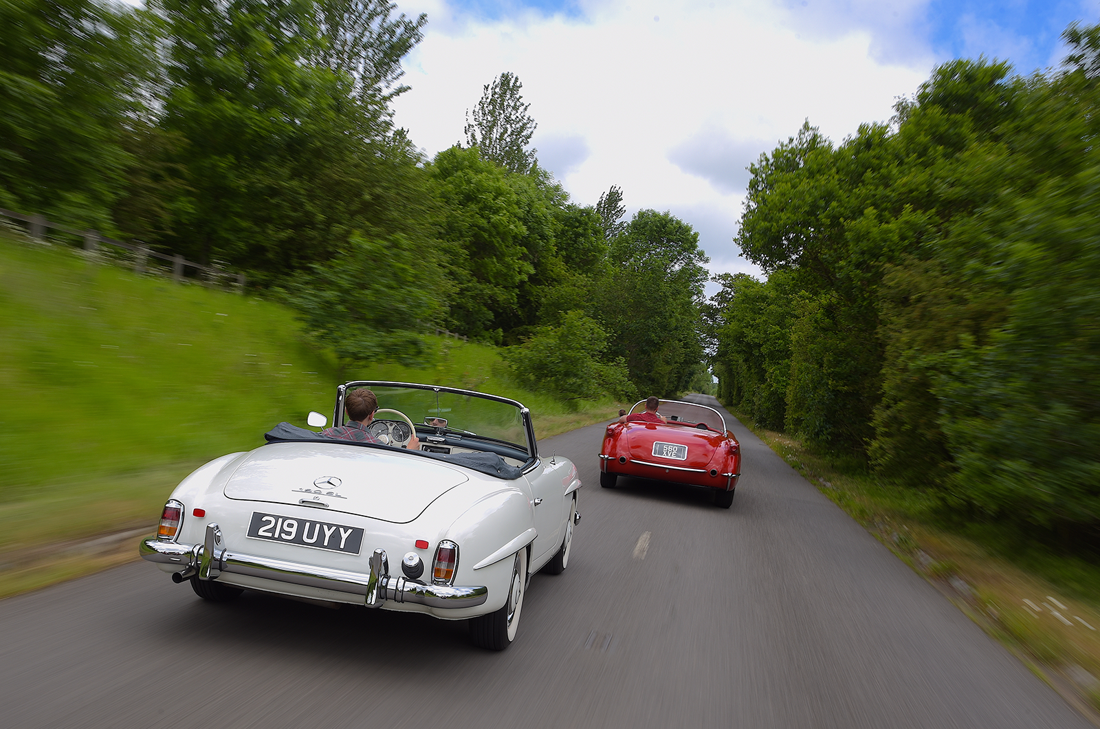 Classic & Sports Car – Mercedes-Benz 190SL vs Chevrolet Corvette C1