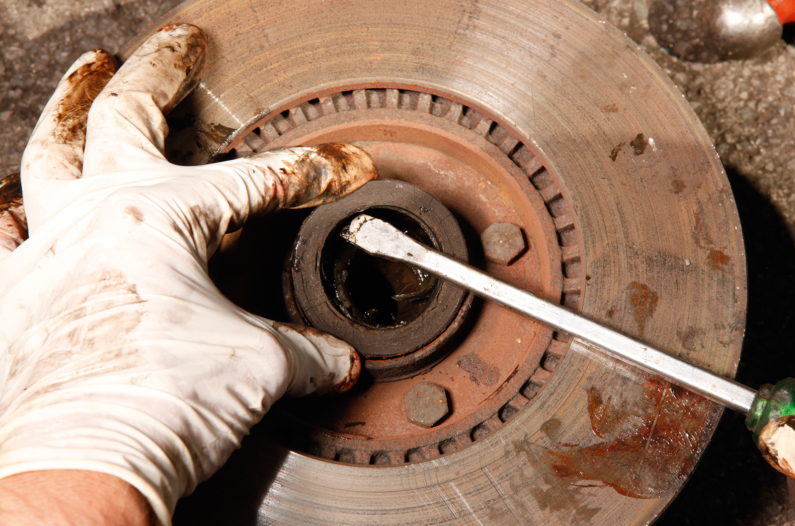 Classic & Sports Car - How to… renew a wheel bearing on your classic car