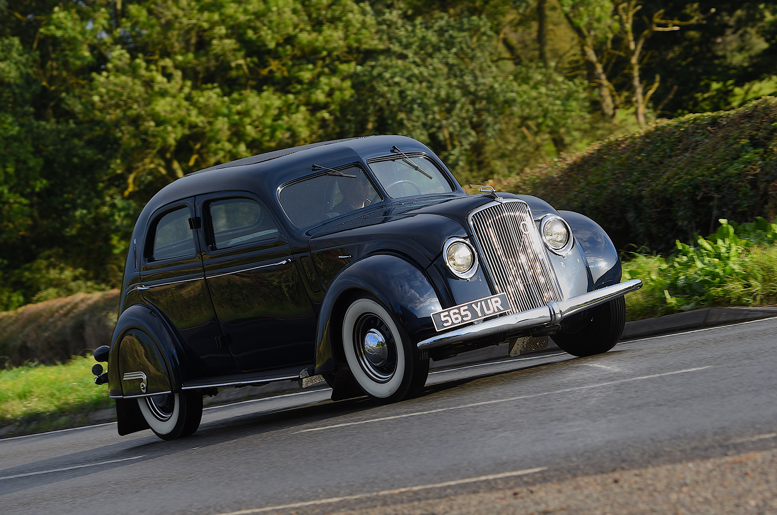 Classic & Sports Car – Chrysler Airflow vs Volvo Carioca: Streamlined sensations