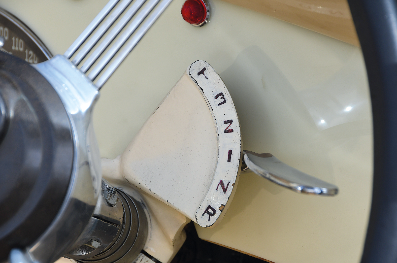 Classic & Sports Car – Whispering giant: Daimler’s Green Goddess