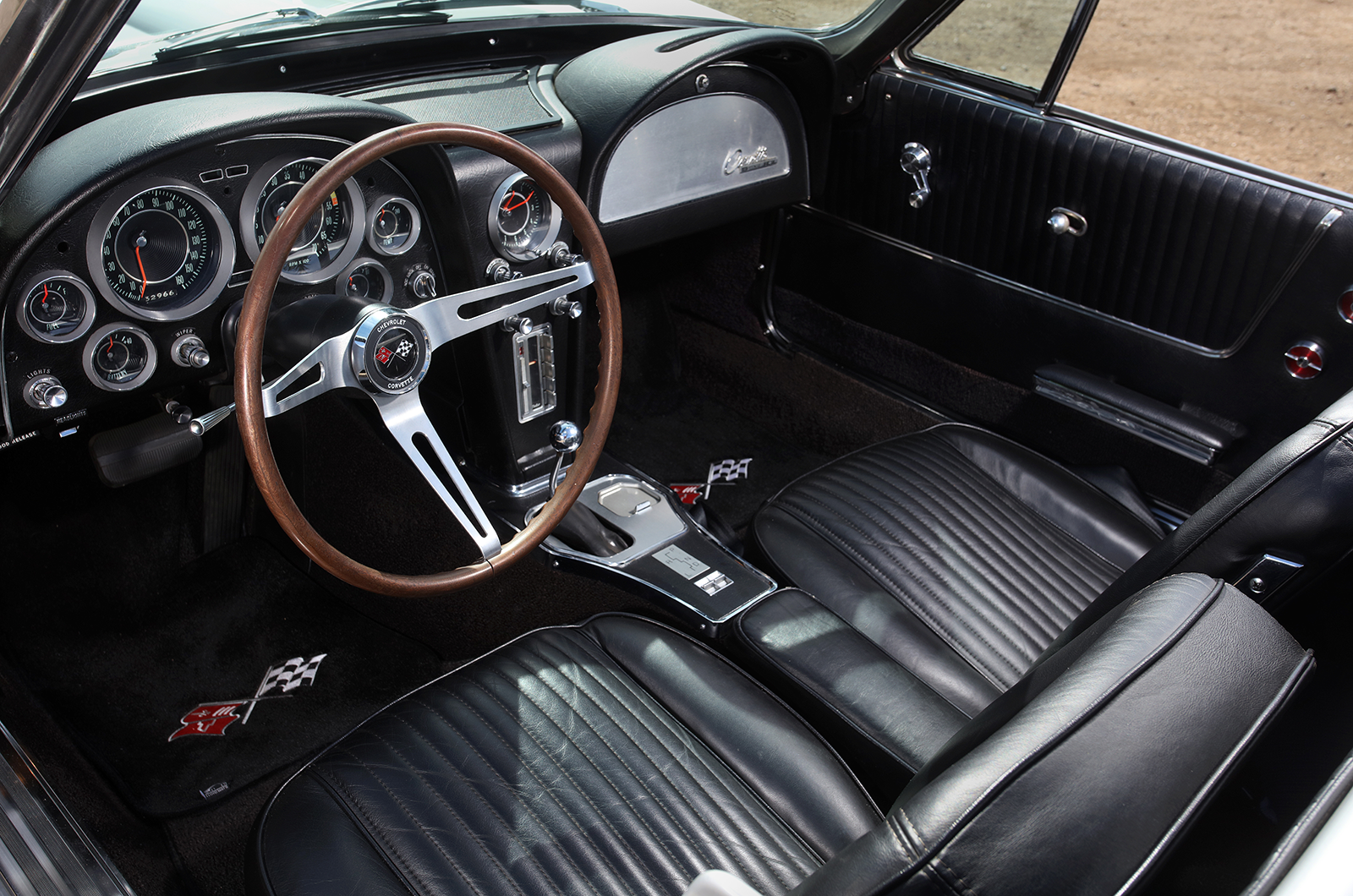 Classic & Sports Car – Transatlantic tussle: Chevrolet Corvette vs Jaguar E-type