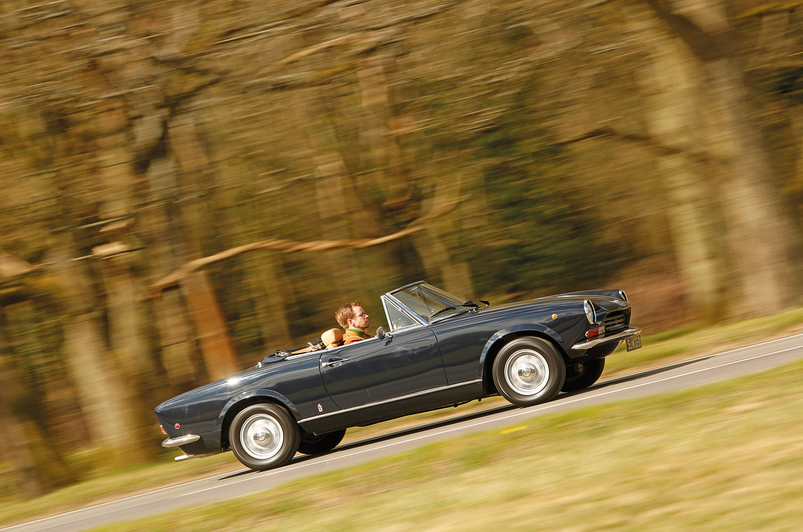 Classic & Sports Car – Drop-top darlings: Fiat 124 vs Alfa Romeo Spider