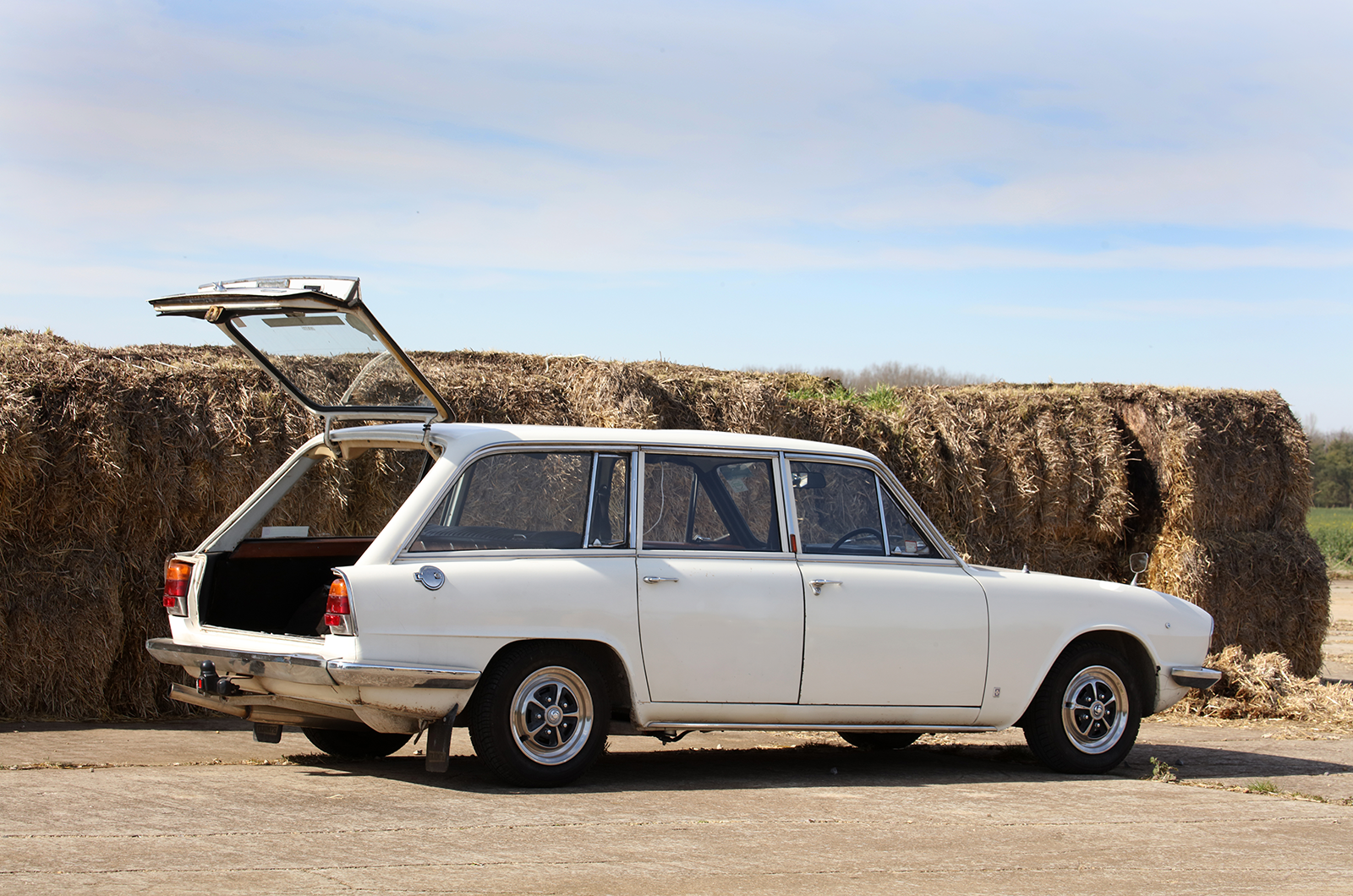 Classic & Sports Car – Estates of mind: Triumph PI Estate vs Range Rover