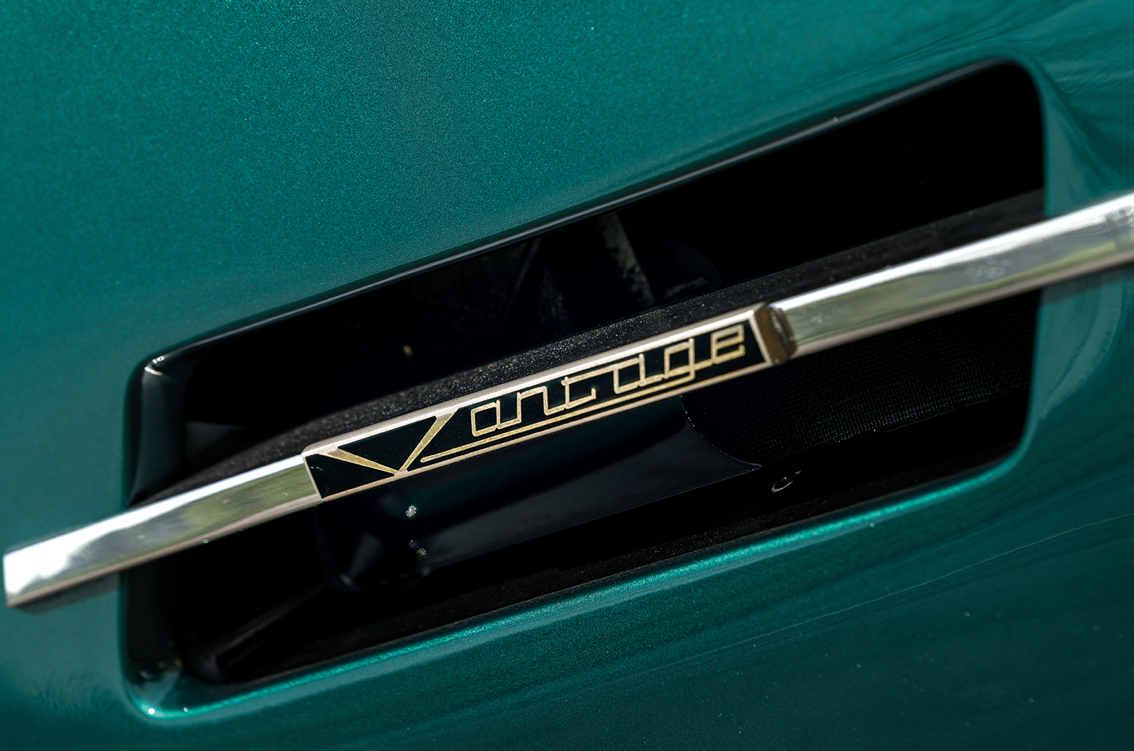 Classic & Sports Car – Advantage Aston Martin: driving the V8 Vantage