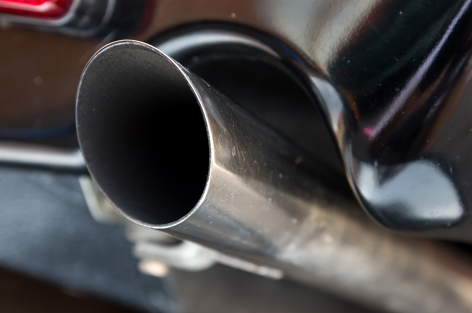 Classic & Sports Car – Advantage Aston Martin: driving the V8 Vantage