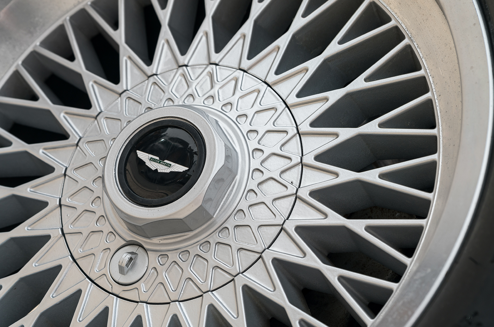 Classic & Sports Car – Advantage Aston Martin: driving the V8 Vantage