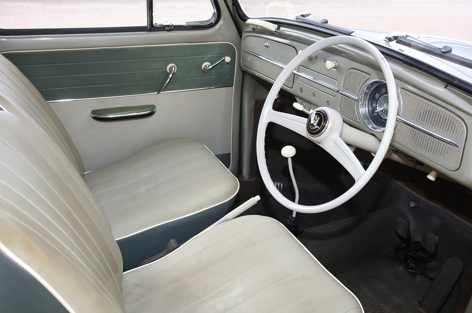 Classic & Sports Car – Love is in the air: Honda N360, Citroën Ami 8 and Volkswagen Beetle