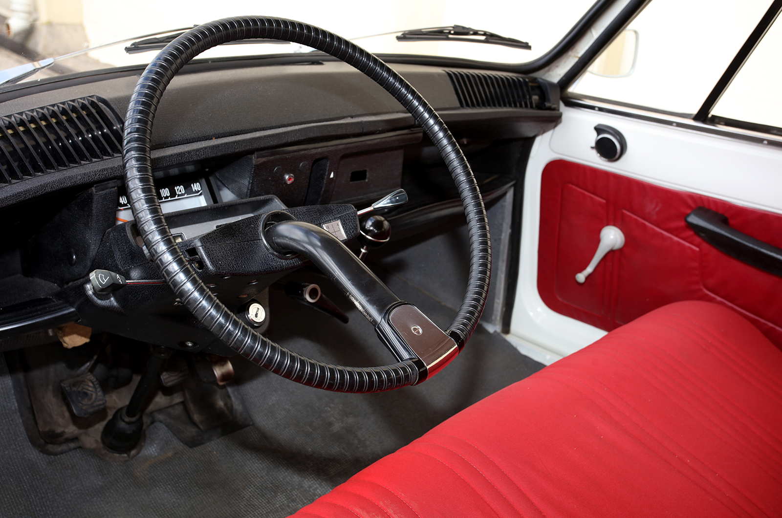 Classic & Sports Car – Love is in the air: Honda N360, Citroën Ami 8 and Volkswagen Beetle