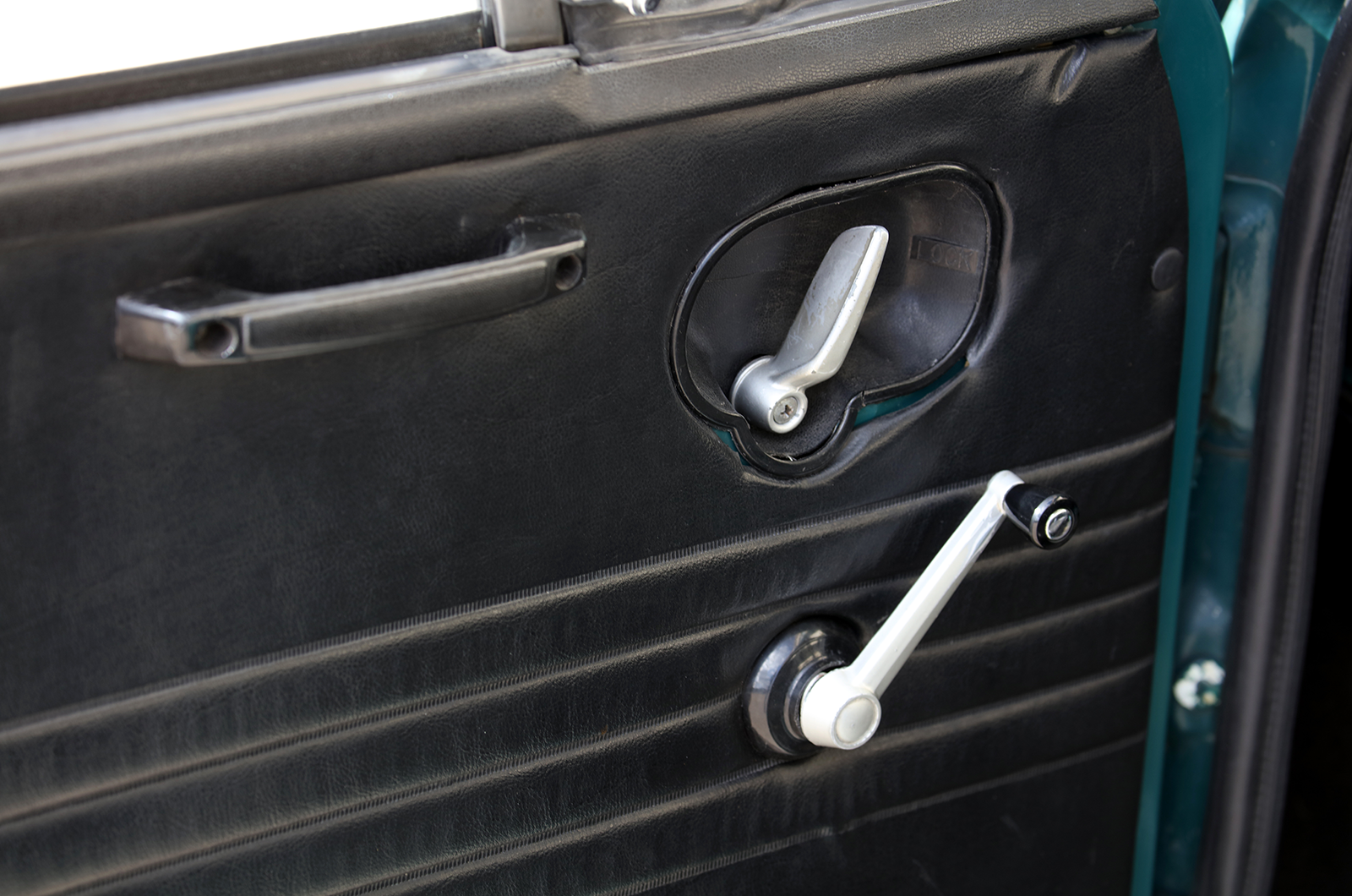 Classic & Sports Car – Love is in the air: Honda N360, Citroën Ami 8 and Volkswagen Beetle