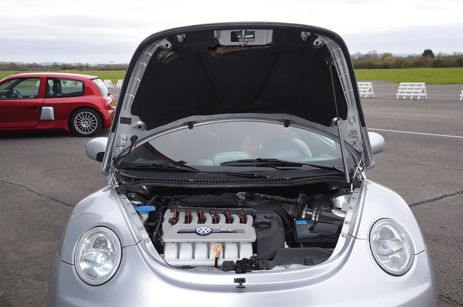 Classic & Sports Car – Unhinged hatches: Volkswagen Beetle RSI vs Renault Clio V6