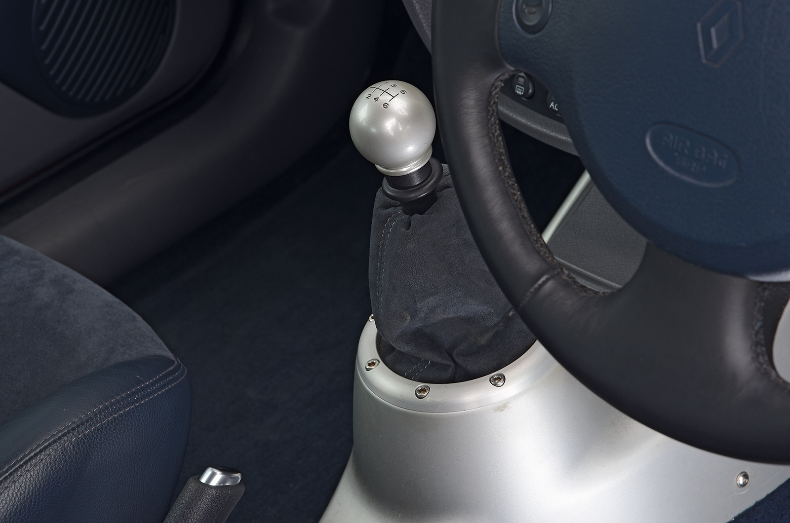 Classic & Sports Car – Unhinged hatches: Volkswagen Beetle RSI vs Renault Clio V6