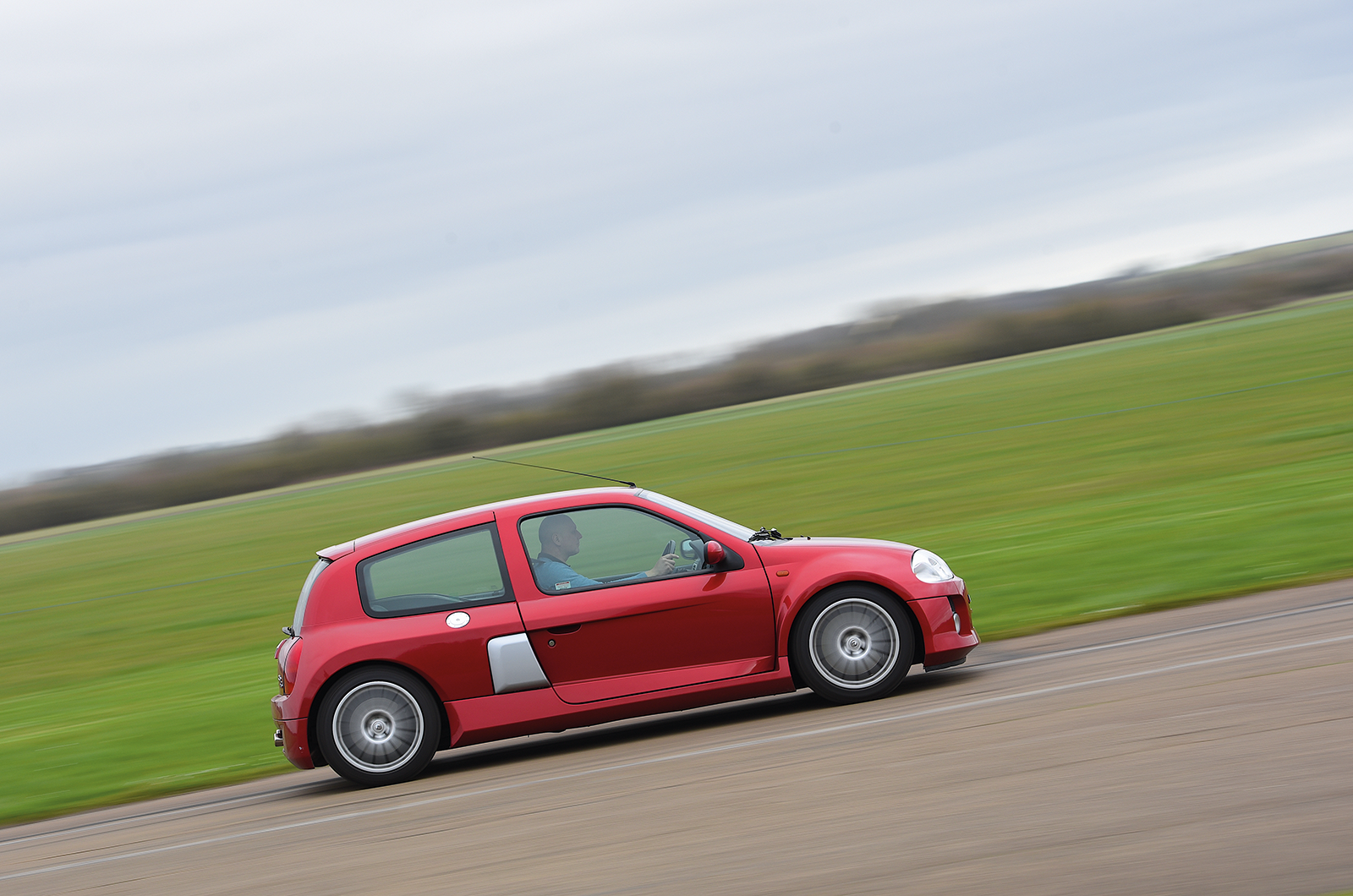 Classic & Sports Car – Unhinged hatches: Volkswagen Beetle RSI vs Renault Clio V6
