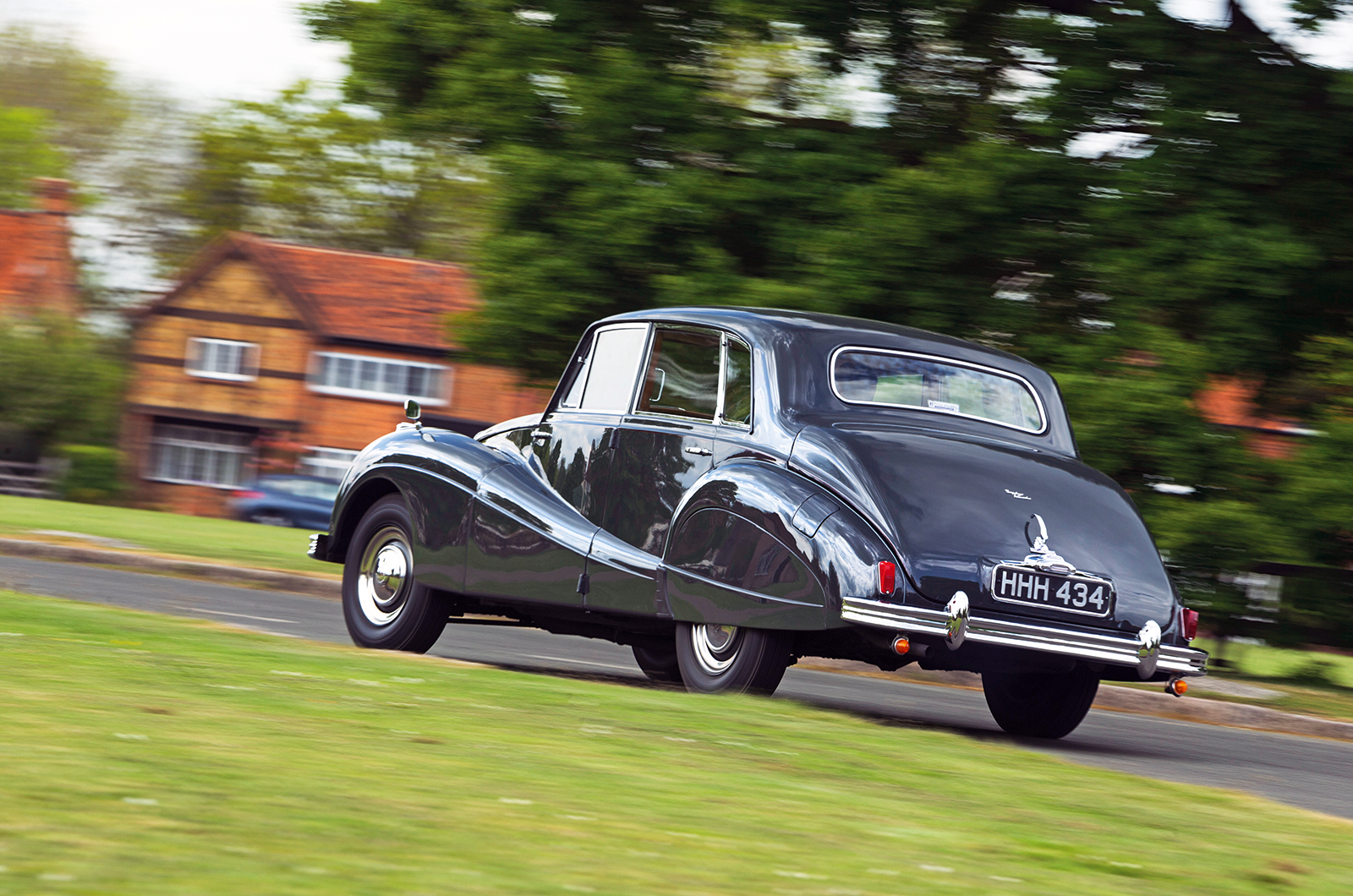 Classic & Sports Car – How the other half lived: Bentley MkVI vs Armstrong Siddeley Sapphire 346
