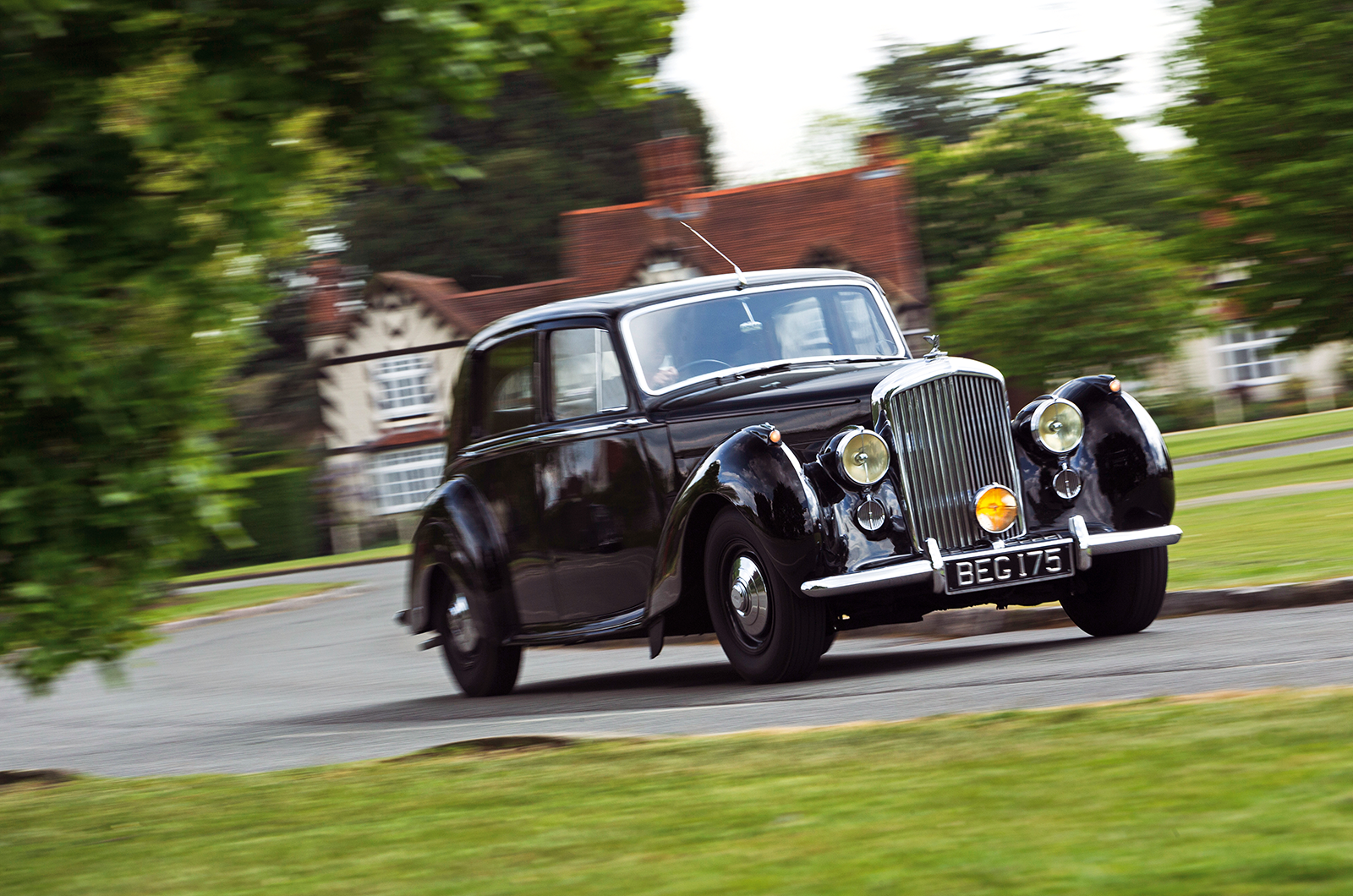 Classic & Sports Car – How the other half lived: Bentley MkVI vs Armstrong Siddeley Sapphire 346