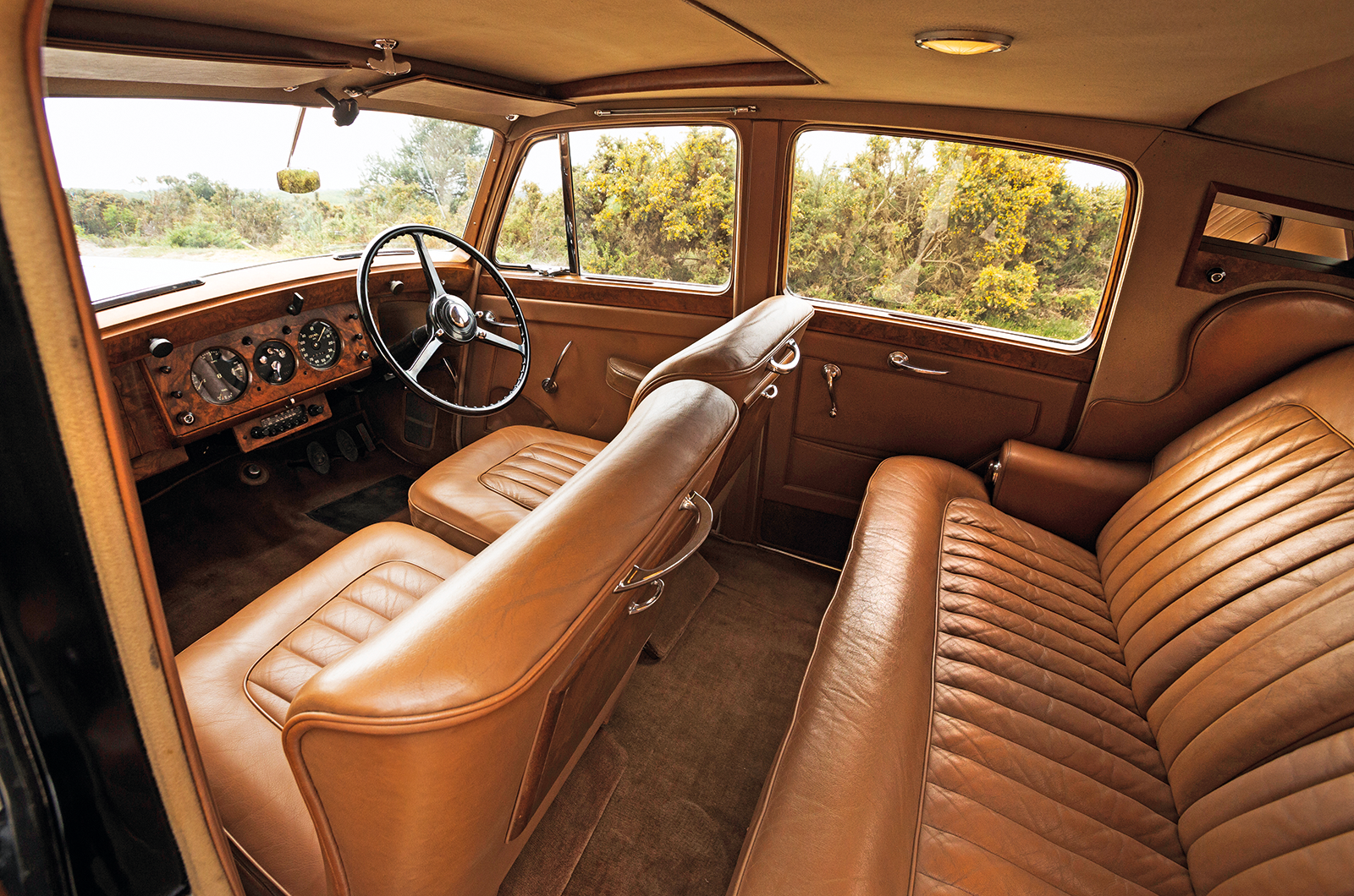 Classic & Sports Car – How the other half lived: Bentley MkVI vs Armstrong Siddeley Sapphire 346