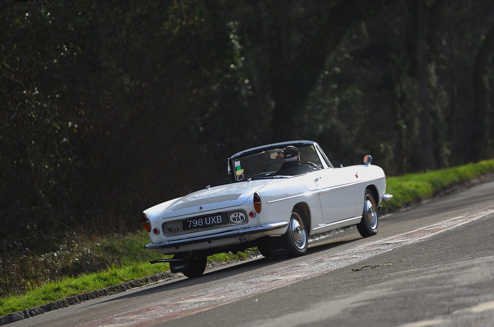 Classic & Sports Car – Chic to chic: Volkswagen Karmann Ghia vs Renault Floride