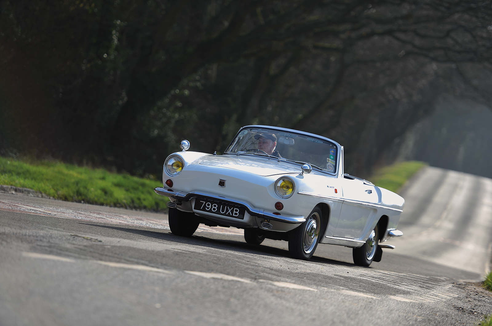 Classic & Sports Car – Chic to chic: Volkswagen Karmann Ghia vs Renault Floride