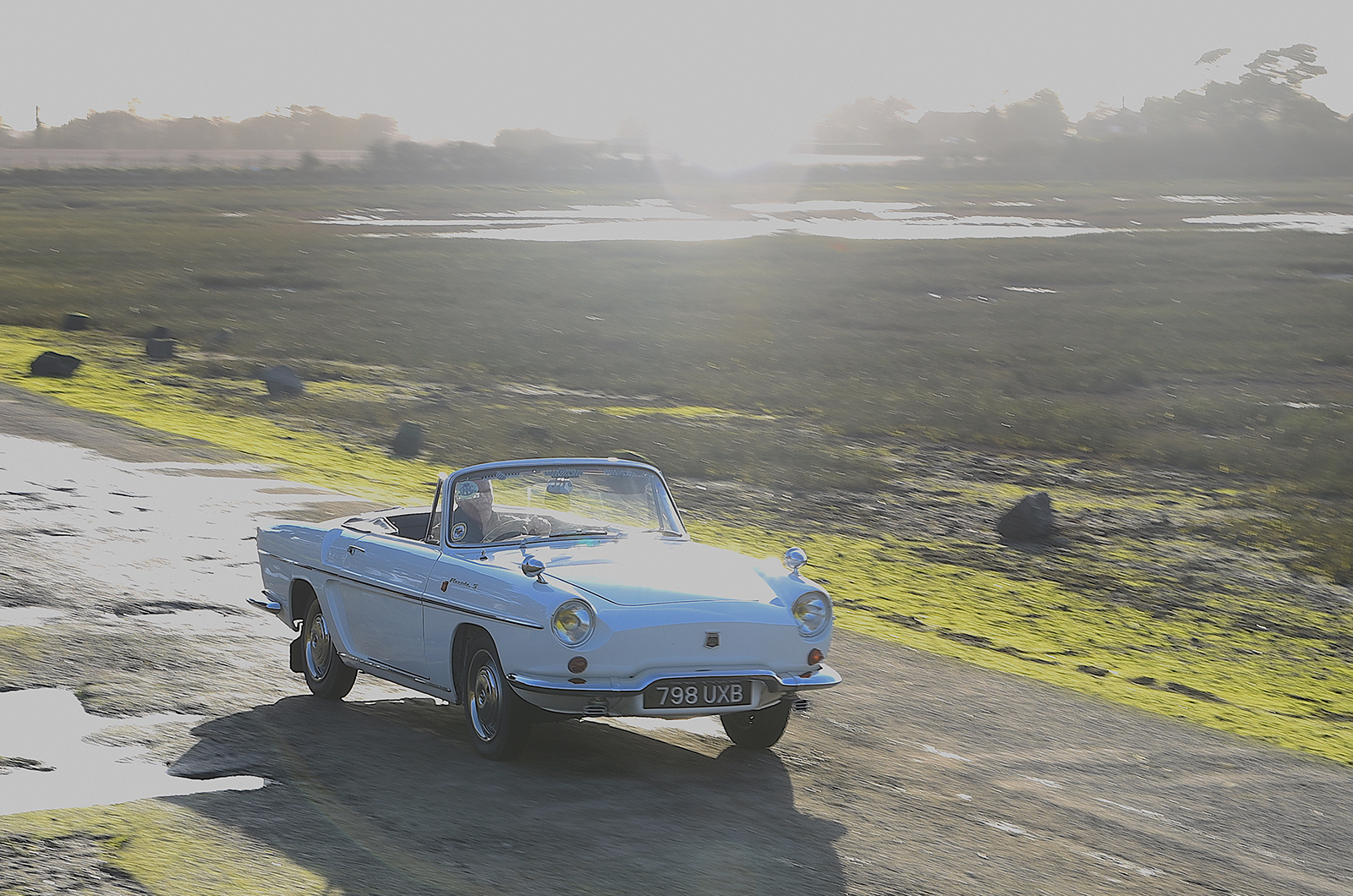 Classic & Sports Car – Chic to chic: Volkswagen Karmann Ghia vs Renault Floride