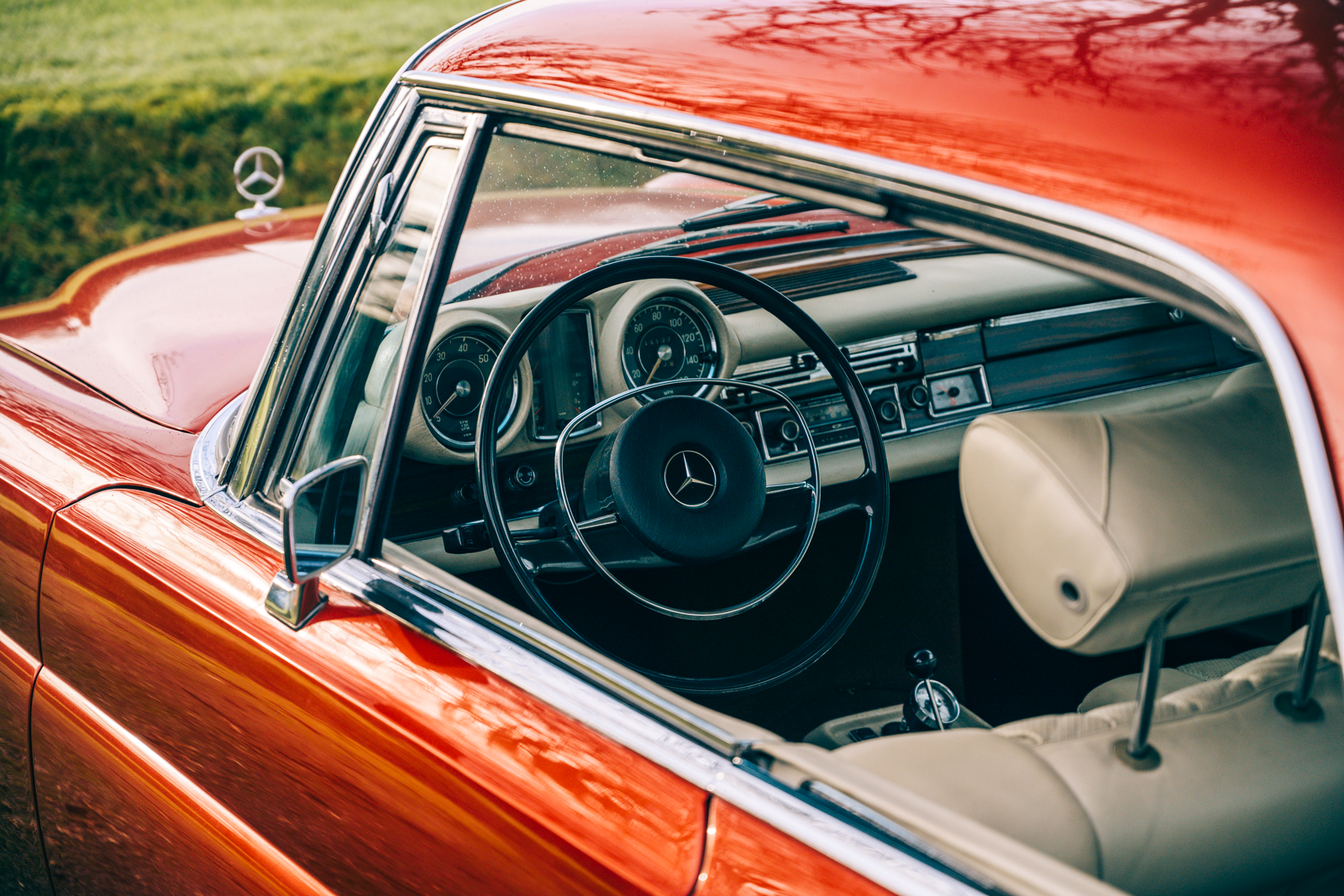 Classic & Sports Car – Glamour models: Mercedes-Benz 280SE 3.5 Coupé vs Rolls-Royce Silver Shadow MPW