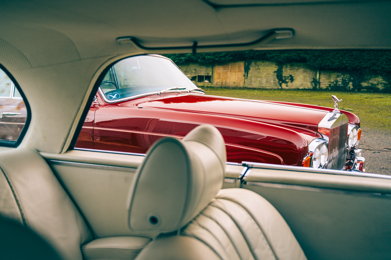 Classic & Sports Car – Glamour models: Mercedes-Benz 280SE 3.5 Coupé vs Rolls-Royce Silver Shadow MPW