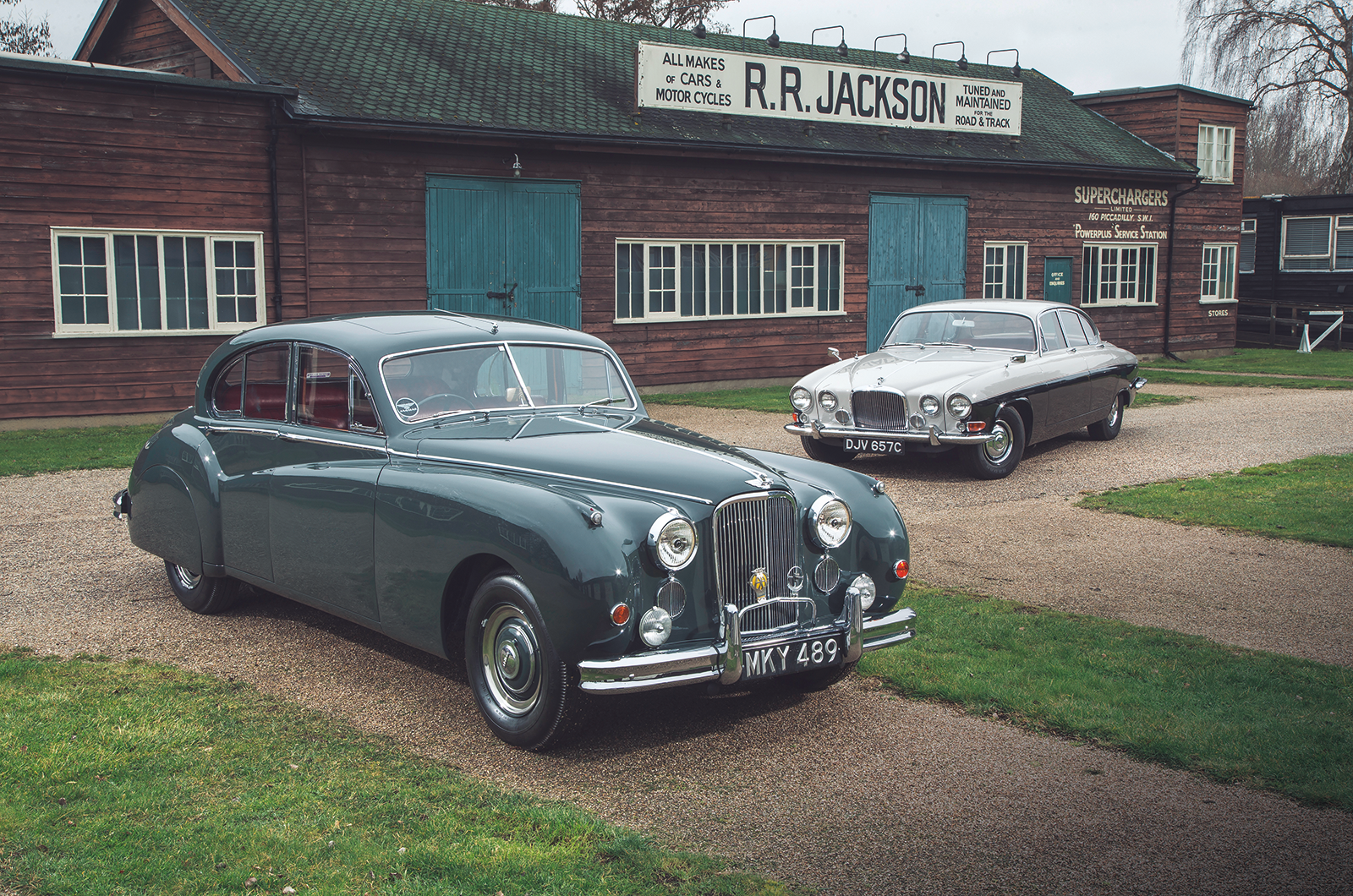 Classic & Sports Car – When size matters: Jaguar MkVIIM vs MkX