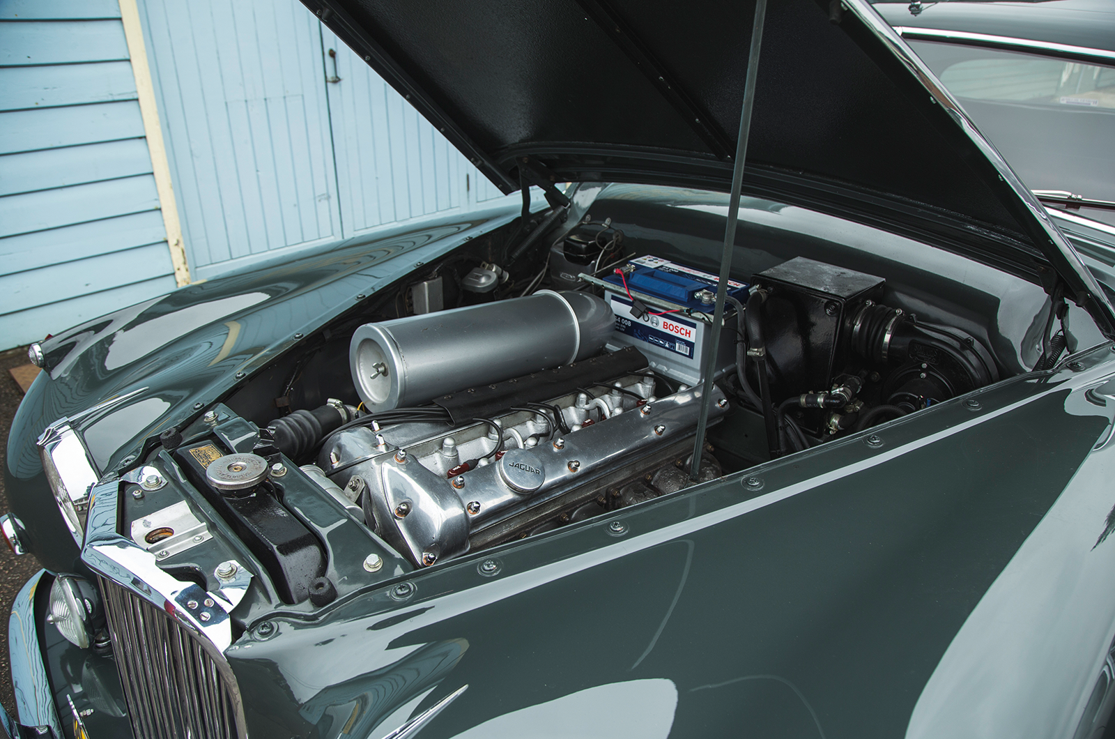 Classic & Sports Car – When size matters: Jaguar MkVIIM vs MkX