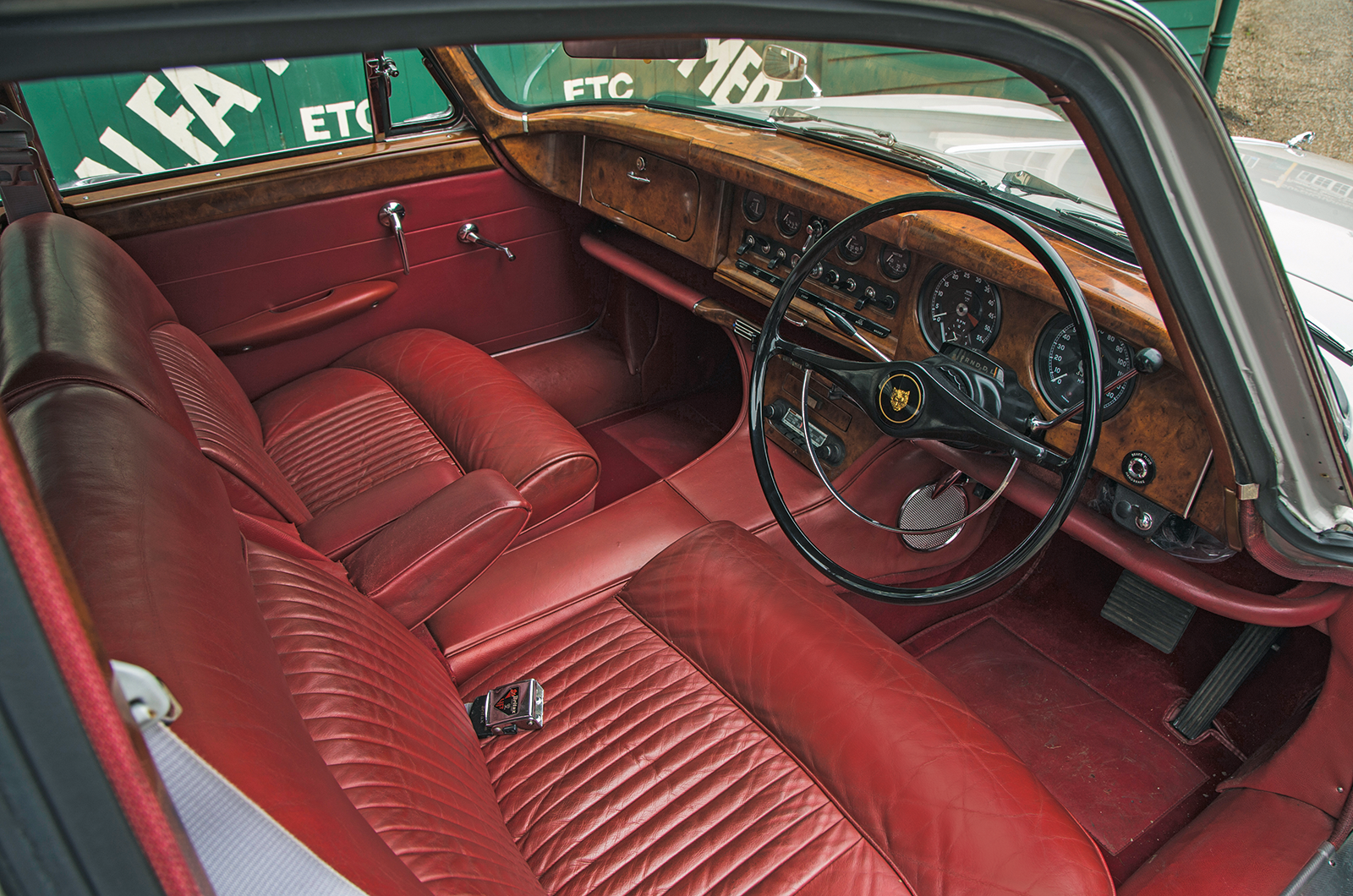 Classic & Sports Car – When size matters: Jaguar MkVIIM vs MkX