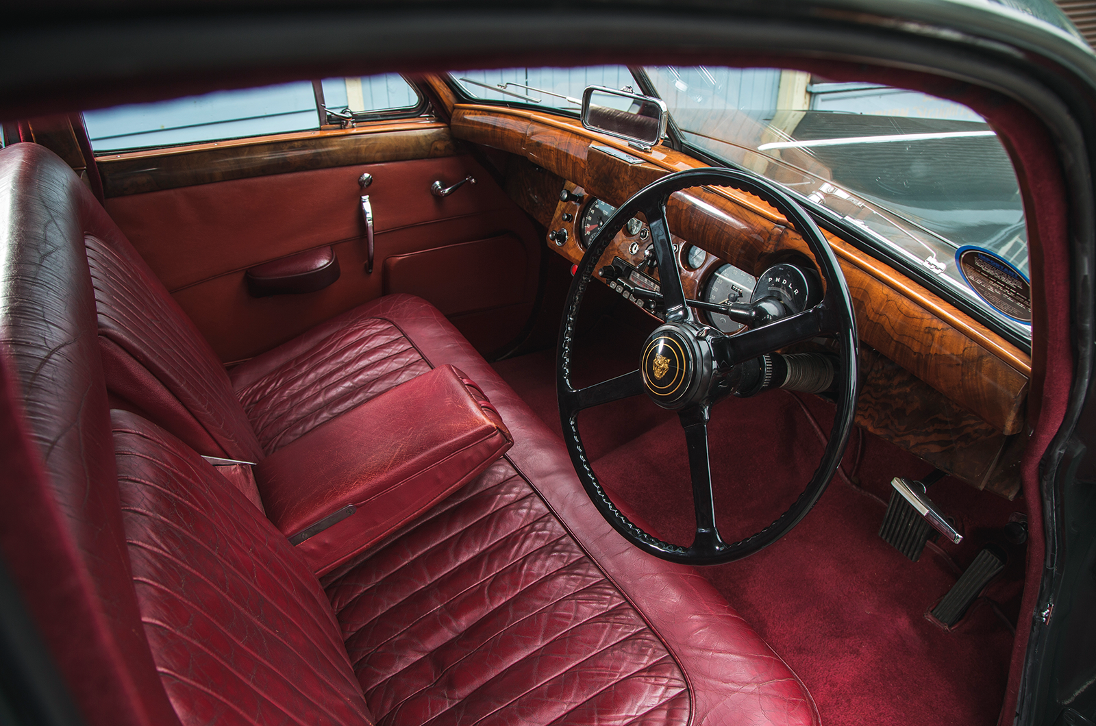 Classic & Sports Car – When size matters: Jaguar MkVIIM vs MkX