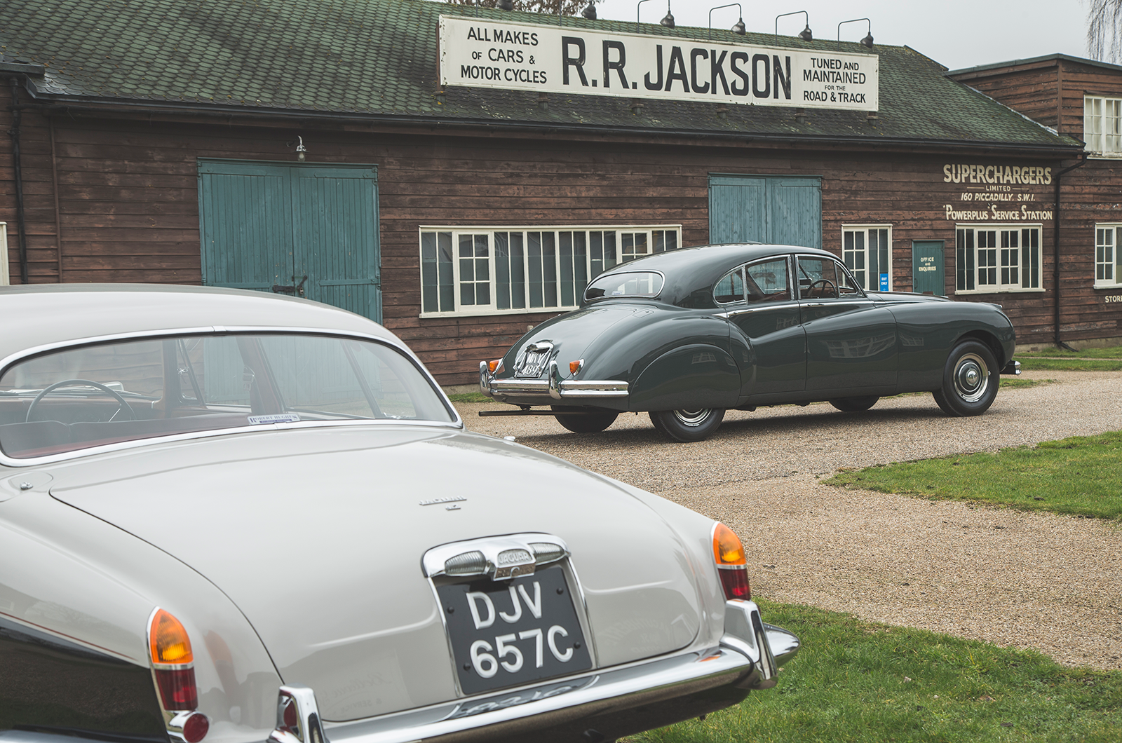 Classic & Sports Car – When size matters: Jaguar MkVIIM vs MkX